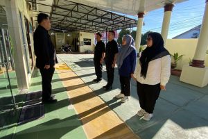 Kasubbag Umum dan Keuangan memberikan arahan dalam Morning Briefing Petugas Keamanan dan Kebersihan